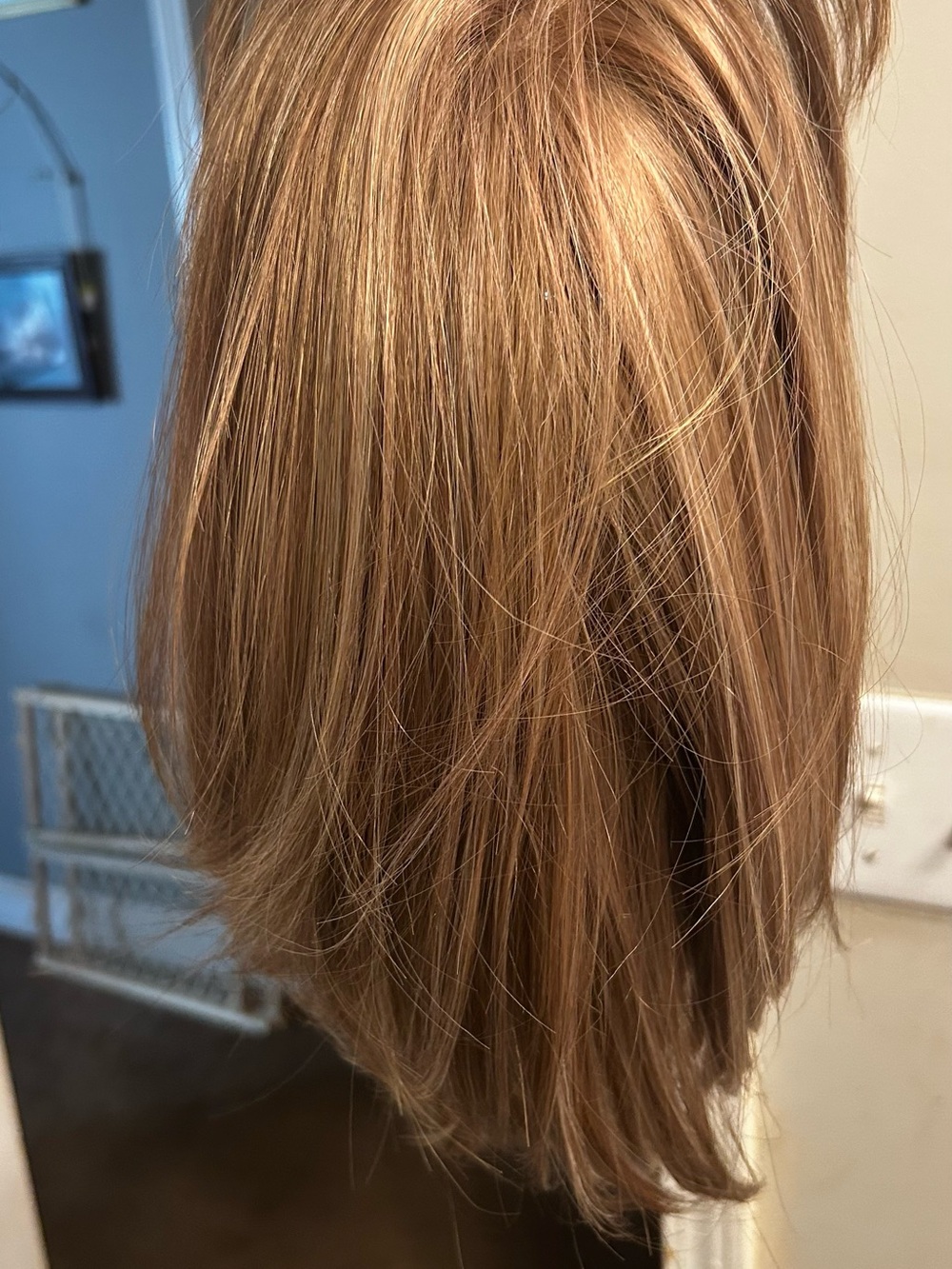 Classic Short Layered Bob Wig in Light Brown with Blonde Highlights - Picture 2 of 4